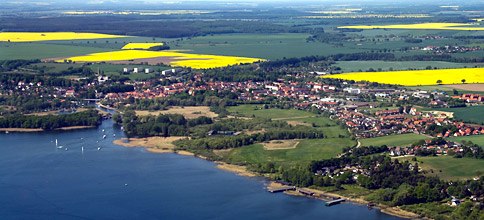 Luftbild von Plau am See - Ferienpark an der Metow
